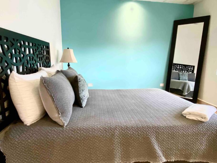 Huge Apartment, Steps To The & Lifestyle Apartamento *
