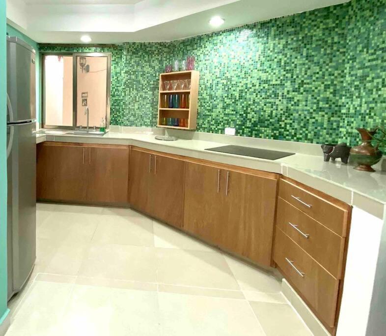 Apartamento Huge Apartment, Steps To The & Lifestyle