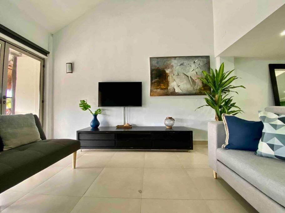 Huge Apartment, Steps To The & Lifestyle Apartamento